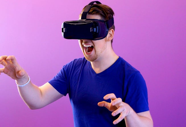 VR headset wearing image of a persoon